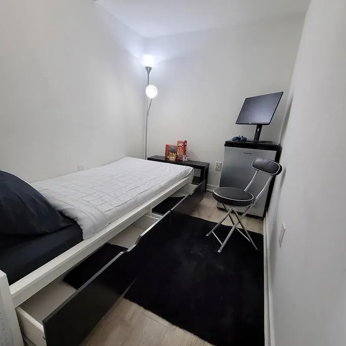 Unobstructed Cn Tower View In Every Room With Balcony & Parking Toronto