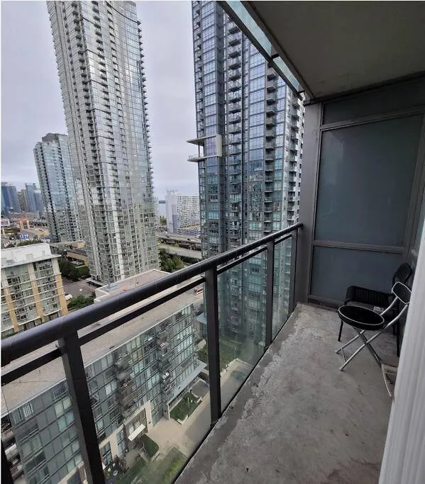 Unobstructed Cn Tower View In Every Room With Balcony & Parking Toronto Apartment